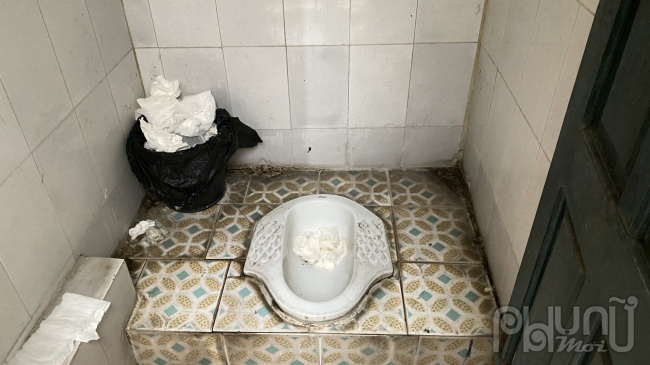 Nhà vệ sinh công cộng (VSCC) tại các chung cư cũ không có người quản lý dọn vệ sinh, người dân sử dụng nhà vệ sinh xong ý thức rất kém.