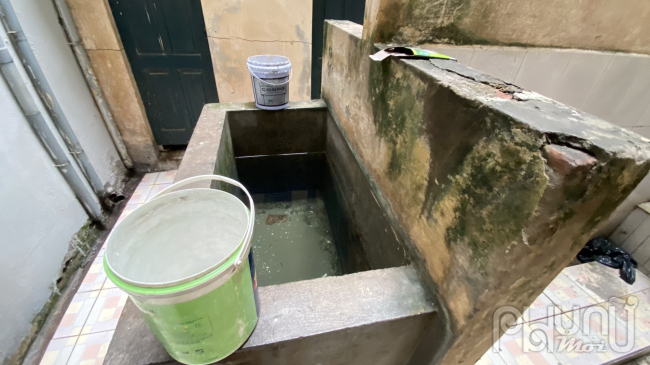 Toàn bộ các nhà vệ sinh cũ hỏng hoặc hết nước đều dùng các bể nước tích trữ để dội xả.