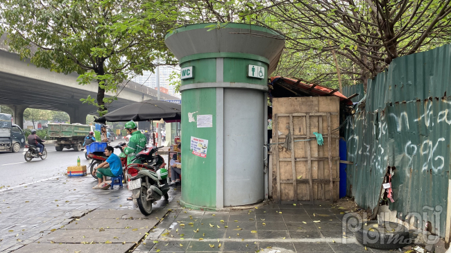 Nhà vệ sinh công cộng tại ngã tư Lê Văn Lương, mặt đường Phạm Hùng bị người chiếm dụng hoàn toàn, các lối vào vệ sinh đóng cửa khoá trái, rào bằng các mảnh ván gỗ.