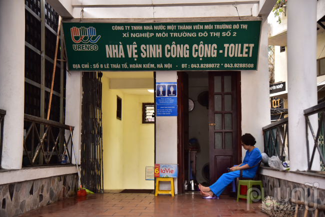 Nhà vệ sinh cộng đồng số 8 Lê Thái Tổ, Hoàn Kiếm, Hà Nội cũng nằm trong số các nhà vệ sinh được đánh giá tạm ổn.