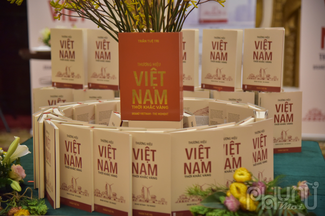 Cuốn sách “Thương hiệu Việt Nam - thời khắc vàng” được giới thiệu tại buổi ra mắt