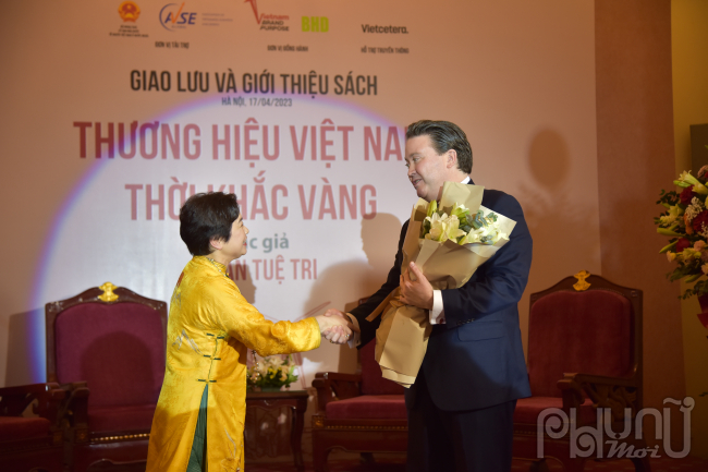 Tác giả Trần Tuệ Tri tặng hoa ngài Marc E. Knapper, Đại sứ Hoa Kỳ tại Việt Nam