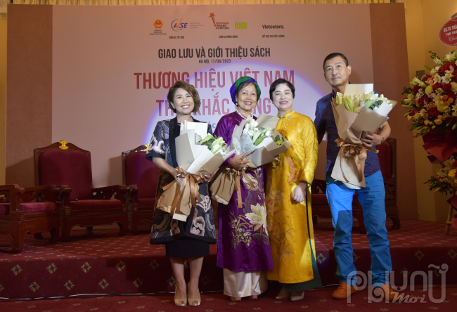 Tác giả Trần Tuệ Tri tặng hoa các diễn giả