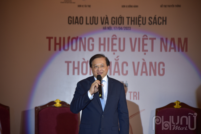 Thứ trưởng Bộ Văn hóa, Thể thao và Du lịch ông Tạ Quang Đông phát biểu tại buổi giao lưu giới thiệu sách “Thương hiệu Việt Nam - Thời khắc vàng” 