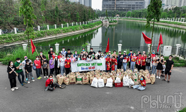 Nhóm Xanh Việt Nam - Đầu cầu Hà Nội nhặt rác hưởng ứng Ngày Trái Đất (Earth Day) tại Công viên Mai Dịch quận Cầu Giấy, Hà Nội.