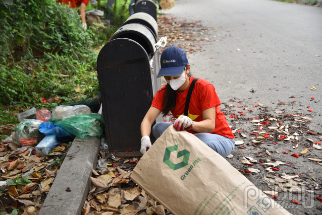 Bạn Vũ Phương Hiền cho biết: Mình biết đến phong trào nhặt rác này từ fanpage Xanh Hà Nội và mình cũng muốn góp phần nhỏ công sức của mình làm cho môi trường sạch - xanh - đẹp và vì một Trái Đất không còn ô nhiễm, cùng làm trong sạch lá phổi xanh của chúng ta. 