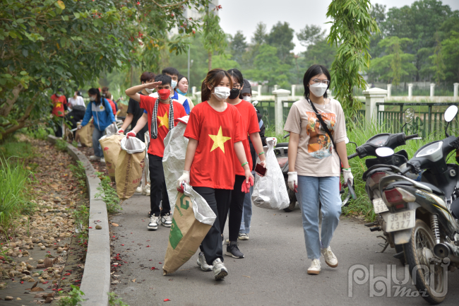 Xanh Việt Nam - Đầu cầu Hà Nội nhặt rác hưởng ứng Ngày Trái Đất (Earth Day) 
