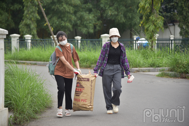 Xanh Việt Nam - Đầu cầu Hà Nội nhặt rác hưởng ứng Ngày Trái Đất (Earth Day) 