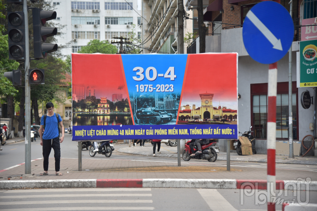 Một tấm áp phích khổ lớn với khẩu hiệu “Nhiệt liệt chào mừng 48 năm Ngày Giải phóng miền Nam, thống nhất đất nước” trên đường Lê Thanh Nghị.