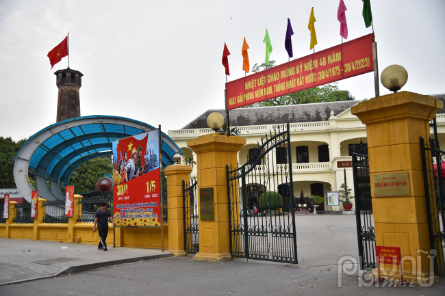 Pano chào mừng đặt phía trước Bảo tàng Lịch sử Quân sự Việt Nam (đường Điện Biên Phủ)
