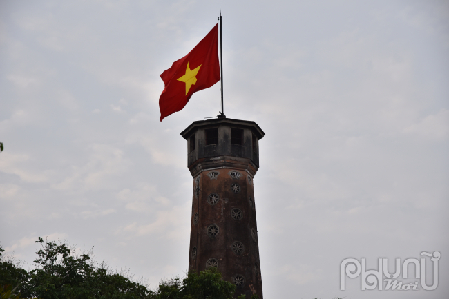 Cờ đỏ sao vàng tung bay trên đỉnh Cột cờ Hà Nội.