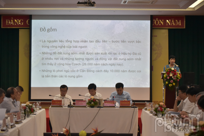               GS.TS Lâm Thị Mỹ Dung (Trường ĐH KHXH&NV – ĐHQG Hà Nội) trình bày tham luận tại Hội thảo        
