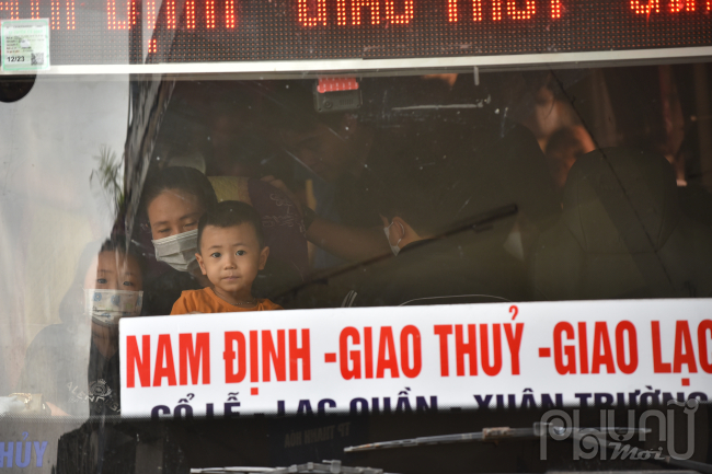 Xe khách Nam Định-Giao Thuỷ chật cứng khách, 3 bà cháu phải ngồi cùng 1 ghế.