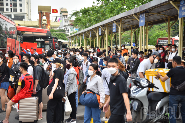 Ghi nhận tại bến xe Giáp Bát lúc 17h,  Rất đông người dân mang theo hành lý chuẩn bị lên xe về quê.