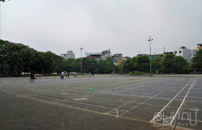 Khu vực sân bóng mini, sân tennis đã tháo dỡ hoàn toàn, còn lại các công trình vi phạm khác đang tiến hành tháo dỡ theo hình thức cuốn chiếu.