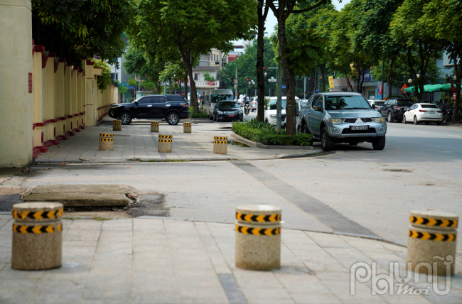  Vừa qua UBND phường Khương Mai (quận Thanh Xuân, Hà Nội) triển khai lắp đặt các trụ đá dọc vỉa hè phố Lê Trọng Tấn để ngăn chặn các phương tiện dừng, đỗ sai quy định, dành không gian cho người đi bộ.