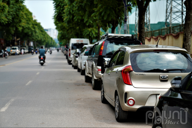Dọc con phố Lê Trong Tấn đều bị ô tô dừng đỗ sai quy định thu hẹp lòng đường, gây mất an toàn cho xe di chuyển khác.