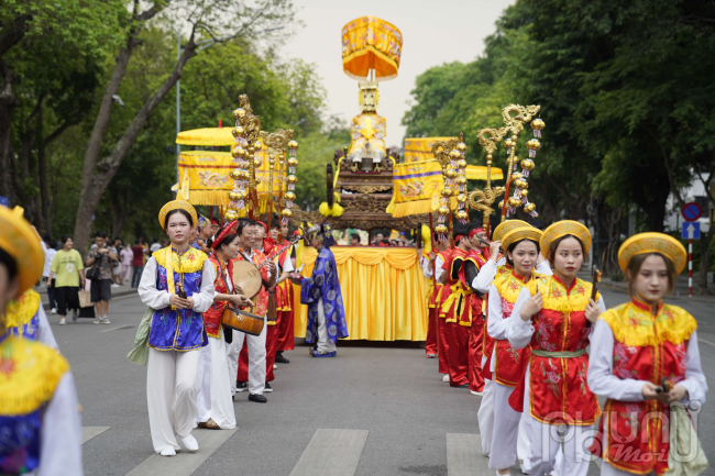 Đoàn lễ rước kiệu truyền thống kỷ niệm 595 năm Ngày vua Lê Thái Tổ đăng quang xung quanh khu vực phố đi bộ Hồ Gươm.