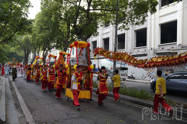 Đoàn rước kiệu đi 1 vòng và trở lại khu di tích tưởng niệm vua Lê Thái Tổ gắn với đình Nam Hương (phường Hàng Trống, quận Hoàn Kiếm).