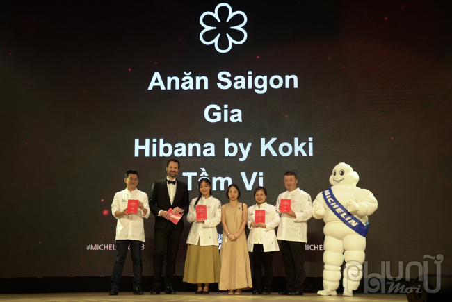 Đại diện 4 nhà hàng Anăn Saigon, Gia, Hibana by Koki và Tầm Vị nhận một sao Michelin cho nhà hàng của mình