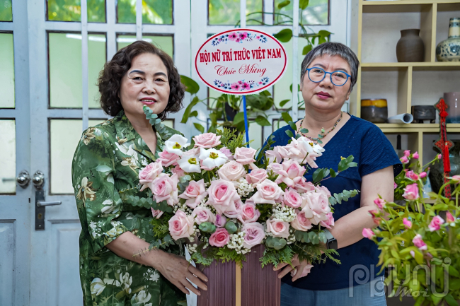 GS. TS Lê Thị Hợp, Chủ tịch Hội NTT Việt Nam tặng quà và gửi tới toàn thể cán bộ tạp chí lời chúc sức khỏe, hạnh phúc và thành công.