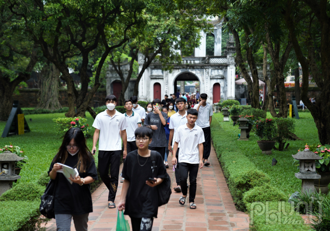 Con đường dẫn vào bên trong khuôn viên Văn Miếu đông nghịt học sinh.