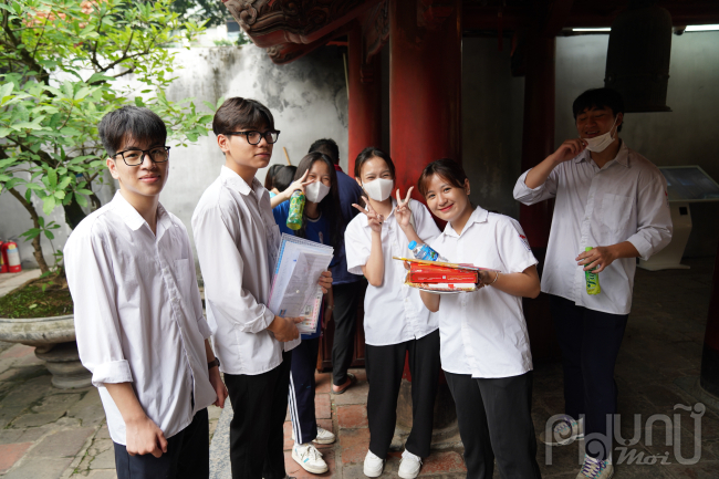 Em Vũ Thị Trà My cùng nhóm bạn học trường THPT Yên Viên, Gia Lâm Hà Nội cho biết, hết giờ làm làm thủ tục đăng ký dự thi tốt nghiệp THPT cả nhóm tranh thủ bắt xe buýt qua Văn Miếu làm lễ cầu may ngay: 