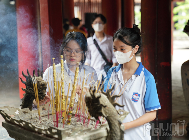 Khu nhà Thái Học tại Văn Miếu nghi ngút hương khói.