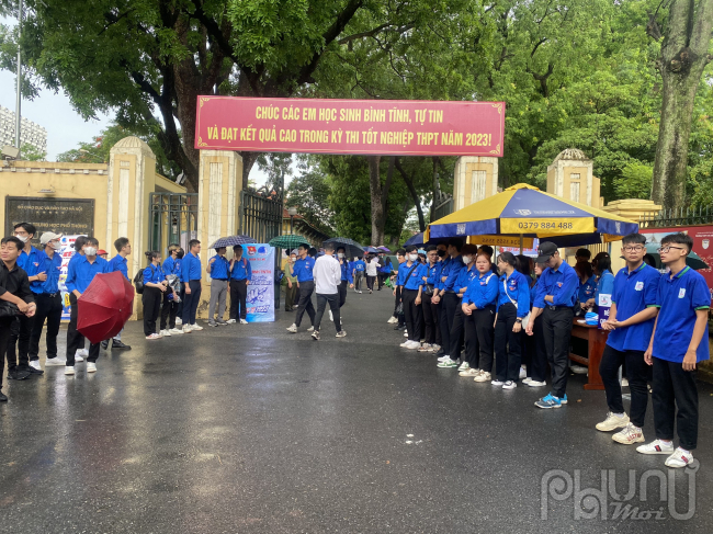 Ghi nhận tại điểm thi trường THPT Chu Văn An Thụy Khuê, Thuỵ Khuê, Tây Hồ, Hà Nội trời mưa khiến phụ huynh và học sinh đưa con em đến điểm thi khá vất vả.