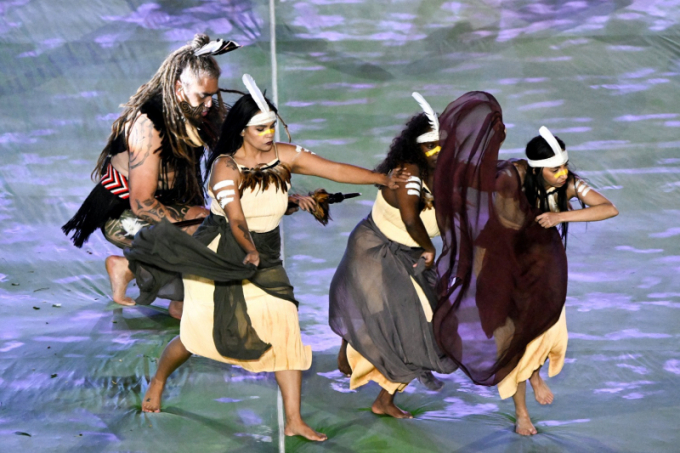 Nhóm thổ dân bản địa của New Zealand biểu diễn một vũ điệu truyền thống trong lễ khai mạc. Ảnh:Getty