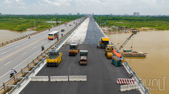 Hiện tại còn 1 đoạn giữa cầu đang trong giai đoạn rải nhựa đường, còn lại tất cả các bề mặt cầu đã hoàn thành.