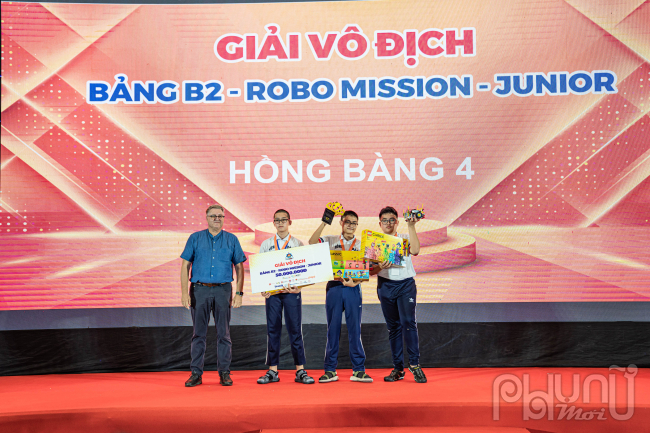 Đội Hồng Bàng 4 vô địch bảng B2 - Robo Mission- Junior