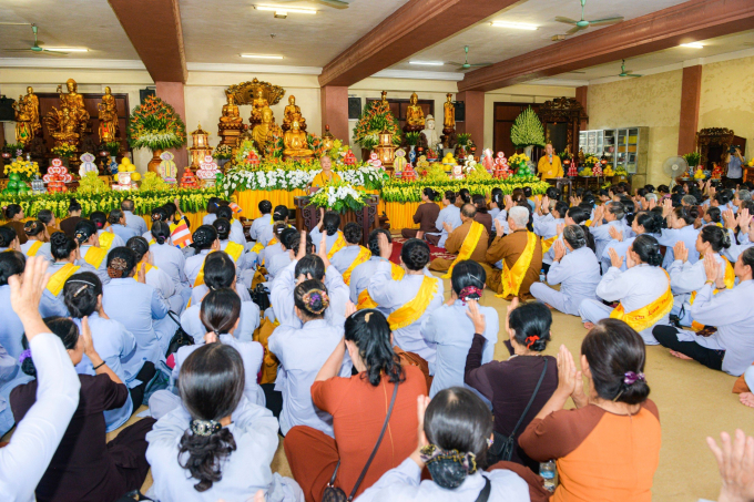 Có hàng chục ngàn Tăng ni, Phật tử đã đến tham dự lễ hội mãn nhãn với loạt chương trình được kiến tạo