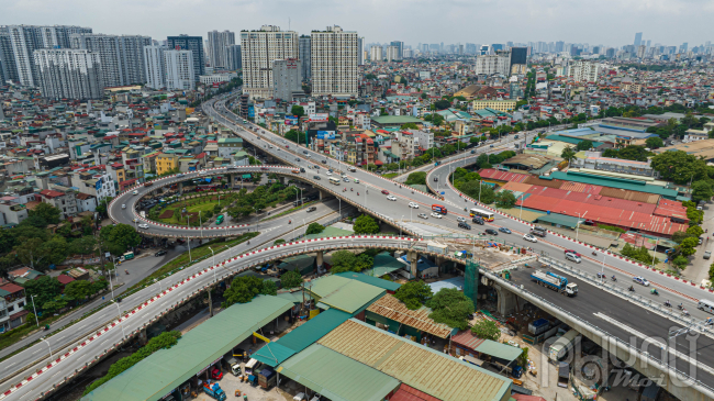 Cầu có tổng chiều dài là 5.830m, trong đó phần cầu chính vượt sông dài 3.778m. Mặt cầu Vĩnh Tuy hiện rộng 19,25m, đã được quy hoạch mở rộng trong giai đoạn hai là 38m, trở thành cầu rộng nhất Việt Nam.