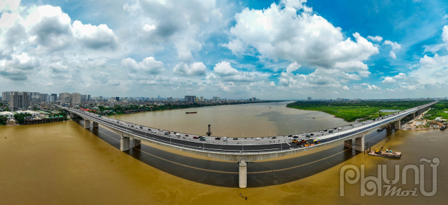 Cầu Vĩnh Tuy là một trong những công trình trọng điểm của thành phố nhân dịp kỷ niệm 1.000 năm Thăng Long – Hà Nội. Công trình có mức đầu tư với kinh phí gần 3.600 tỷ đồng được khánh thành năm 2010. Cầu Vĩnh Tuy là cây cầu rộng nhất Việt Nam, đạt kỷ lục về chiều dài nhịp đúc hẫng của Việt Nam. Đặc biệt Dự án Cầu Vĩnh Tuy (giai đoạn 2) đang trong quá trình gấp rút hoàn thành và là công trình rất quan trọng, giúp giảm tải nhu cầu đi lại rất lớn của người dân, kết nối giữa các tỉnh, quận, huyện phía Đông của Hà Nội với trung tâm nội thành dự kiến Cầu Vĩnh Tuy sẽ thông xe trước 2/9/2023.