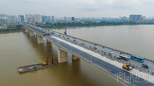Cầu được kết cấu bằng bê tông cốt thép dự ứng lực gồm 77 nhịp, phần cầu chính được bố trí chuỗi nhịp dài 990m, đặt trên 2 mố và 76 trụ, trong đó 6 nhịp thông thuyền giữa sông dài 135m/nhịp. Mặt cắt ngang của các tuyến đường chính hai đầu cầu rộng 60m (đây cũng là khổ cầu bê tông lớn nhất hiện nay tại Việt Nam). 