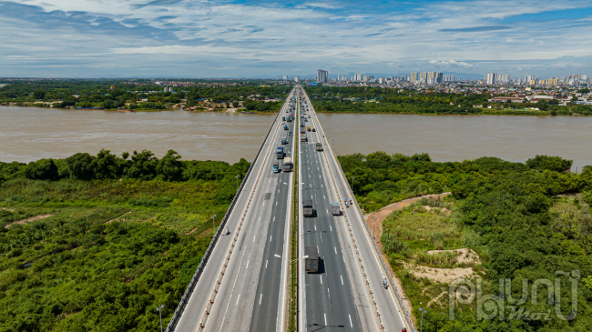 Cầu Thanh Trì là cây cầu lớn nhất trong dự án các cây cầu của Hà Nội bắc qua sông Hồng. 