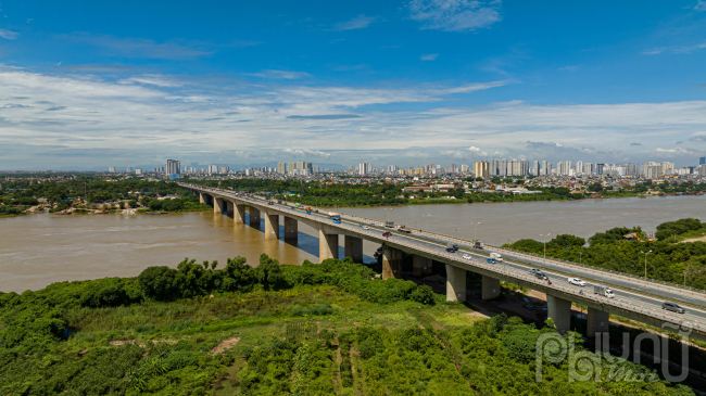Cây cầu nằm trên lý trình Km 164 + 646 Quốc lộ 1 và đường cao tốc Bắc - Nam phía Đông nối quận Hoàng Mai với huyện Gia Lâm, bắt đầu từ điểm cắt Quốc lộ 1 tại Pháp Vân (Hoàng Mai), cắt đường cao tốc Hà Nội - Hải Phòng tại Thạch Bàn, Long Biên, điểm cuối cắt quốc lộ 5 tại Cổ Bi (Gia Lâm).