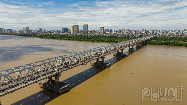 Cầu được khởi công vào năm 1983 và khánh thành năm 1985, đây là cây cầu lớn lần đầu tiên hoàn toàn do phía Việt Nam tự thiết kế và thi công mà không cần có sự trợ giúp kỹ thuật của các kỹ sư nước ngoài. Tại cây cầu này các kỹ sư cầu đường của Việt Nam tự thử sức mình để có thể tự thiết kế và thi công các cây cầu lớn khác.
