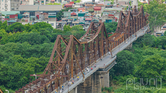 Cầu Long Biên là cây cầu thép đầu tiên bắc qua sông Hồng, cầu được người pháp xây dựng vào năm 1898 và hoàn thành vào năm 1902 dưới thời toàn quyền Đông Dương.