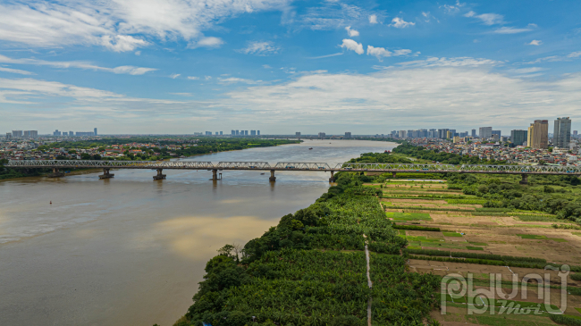 Cầu Cầu Chương Dương bắc qua sông Hồng, trên quốc lộ 1 cũ tại km170+200, địa phận Hà Nội, nối trung tâm quận Hoàn Kiếm với quận Long Biên.