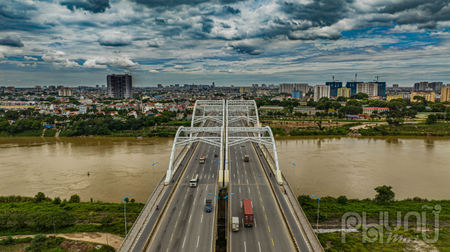 Cầu Đông Trù rộng 55 mét, dài 1.240 mét, trong đó cầu chính dài 500 mét, được xây dựng theo kiểu vòm ống thép. Cầu được khởi công xây dựng vào ngày 10/9/2006 và chính thức khánh thành ngày 9/10/2014 sau 8 năm thi công, tính đến 2022, đây là cầu rộng nhất Việt Nam