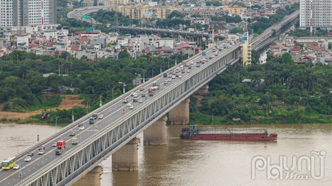 Tổng chiều dài của cầu khoảng hơn 3km, cầu được thiết kế gồm 2 tầng, tầng trên dành cho xe ô tô, tầng dưới dành cho xe cơ giới và tàu hoả.