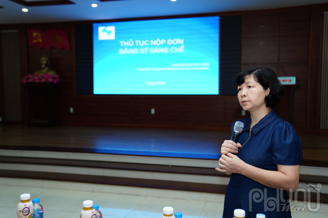 Bà Nguyễn Thị Thu Hiền, Giám đốc Trung tâm thông tin sở hữu công nghiệp, Cục Sở hữu Trí tuệ, Bộ KHCN trình bày bài sáng chế và khai thác thông tin sáng chế phục vụ hoạt động nghiên cứu và phát triển.