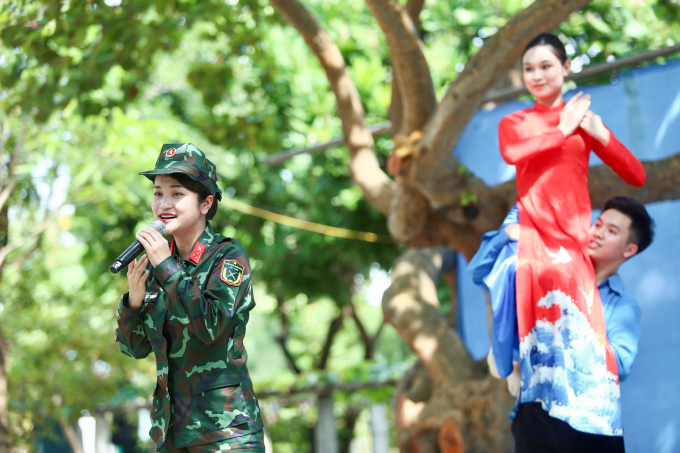 Nữ ca sĩ Đỗ Tố Hoa cùng đoàn nghệ thuật của Trường Đại học VHNT Quân đội biểu diễn giao lưu âm nhạc trên đảo Trường Xa