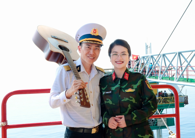 Tố Hoa chụp ảnh lưu niệm cùng chiến sĩ