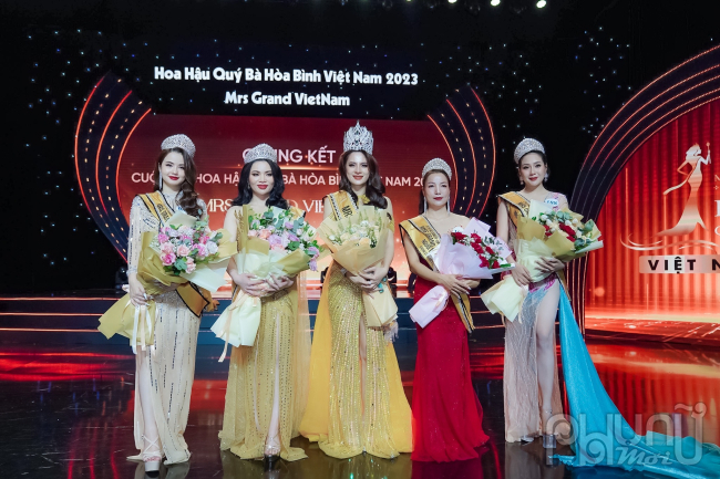 Đoàn Thị Thu Hằng đứng giữa đăng quang Hoa hậu Quý bà Hòa bình Việt Nam 2023 – Mrs Grand Vietnam 2023