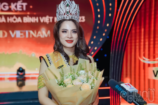 Hoa hậu Quý bà Hào Bình Đoàn Thị Thu Hằng trả lời phỏng vấn báo chí
