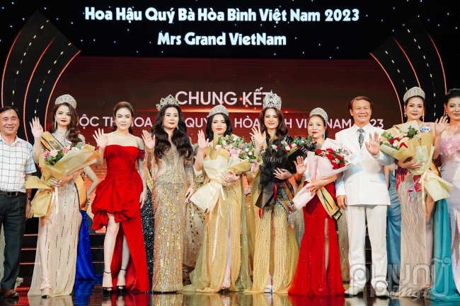 Hoa hậu Quý bà Hòa bình Việt Nam 2023 Đoàn Thị Thu Hằng chụp ảnh lưu niệm cùng ban tổ chức cuộc thi