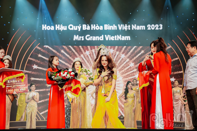 Đoàn Thị Thu Hằng (SBD 015) đến từ Hải Phòng, thời khắc quang Hoa hậu Quý bà Hòa bình Việt Nam 2023 đội lên chiếc vương miện